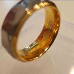 Tungsten carbide Men's Ring. Sz 9.5 & 10. This ring Is a tad Hard & heavy